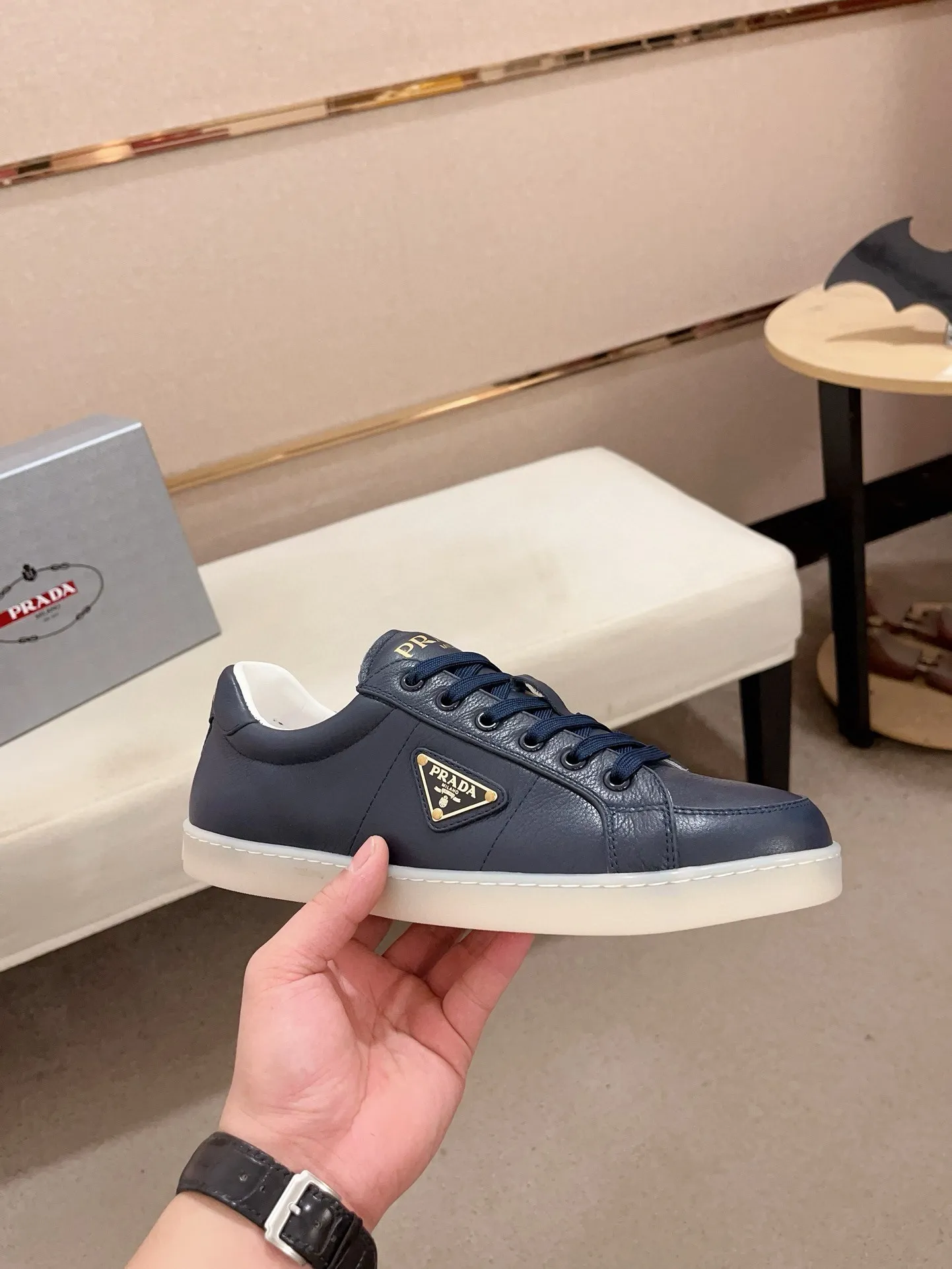 Men's shoes 💰 540💰 ✔️✔️✔️Higher version High-quality new PRADA (Prada) counters are launched at the same time. The new men's shoes and 😘 fabrics are made of high-tech glue-making technology. Lining: Full cowhide lining. 👍🏿 High-end ☄️ air-cushion molded anti-slip rubber outsole, exquisite lines, simple and elegant, comfortable and high-end for leisure travel. Code number: 38 to 44 (45 can be customized and cannot be returned or exchanged)